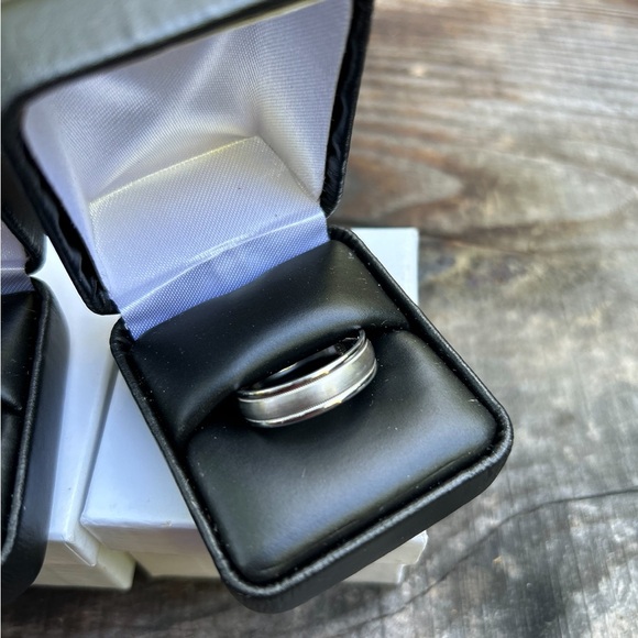 Men’s 14k white gold wedding ring